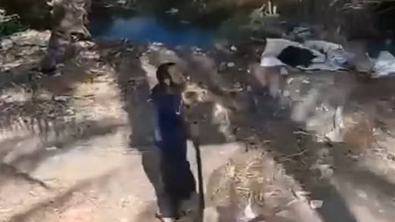 رماها في الترعة وضربها