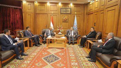 محافظ السويس يزور جامعة السويس ويحضر في اجتماع مجلس الجامعة 