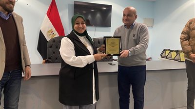 تكريم وكيلة وزارة التعليم بالسويس تقديرا لدورها في دعم مبادرة رهن إشارتك