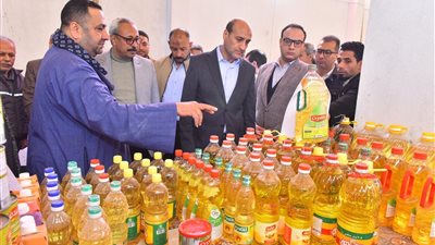 محافظ أسيوط يتفقد معرض 