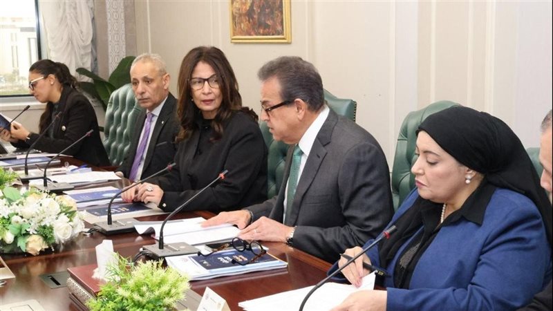 وزيرة الثقافة ووزير