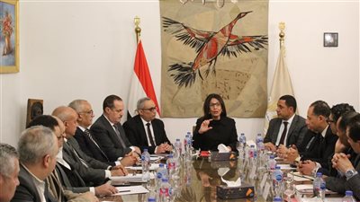 وزيرة الثقافة تعقد اجتماعا مع قيادات الوزارة ورؤساء القطاعات لوضع ملامح جديدة