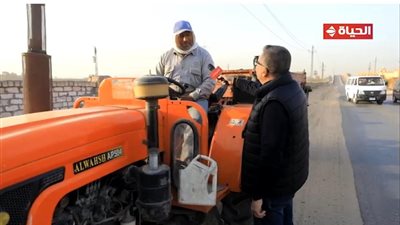 عمرو الليثي يجبر بخاطر سائق الجرار بليغ حمدي ويهديه جائزة مالية 