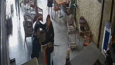 فيديو يوثق لحظة إعتداء شباب دليفري علي صاحب مطعم بمدينة نصر