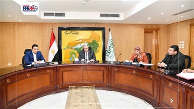 محافظ الفيوم يناقش خطة إعادة التوازن البيئي ببحيرة قارون