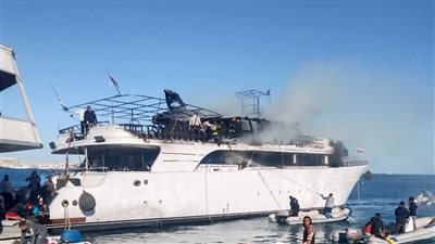 دون إصابات.. حريق هائل يلتهم مركبًا سياحيًا أثناء رسوه جنوب الغردقة