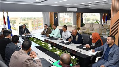 محافظ أسوان يطلق خطة شاملة لنقل الباعة الجائلين إلى سويقات حضارية
