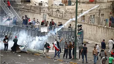 العراق.. محتجون يحاولون اقتحام السفارة الأمريكية في بغداد بعد مقتل خامنئي
