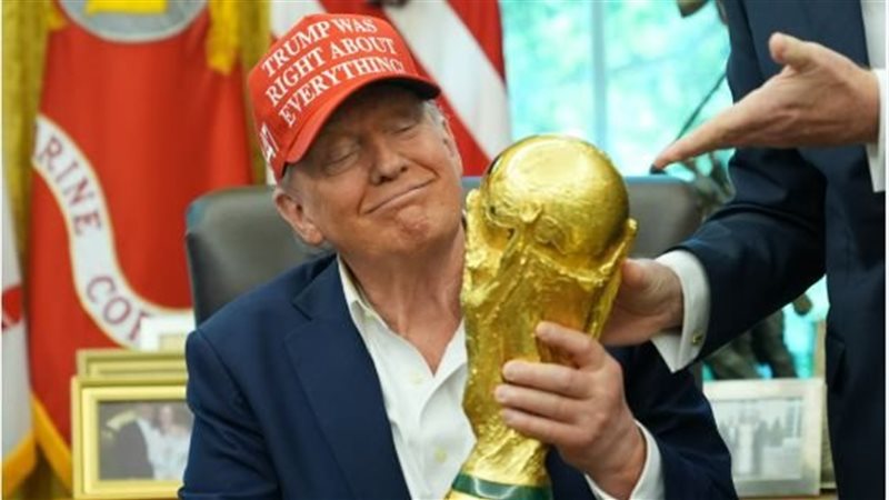 ترامب يحمل كأس العالم