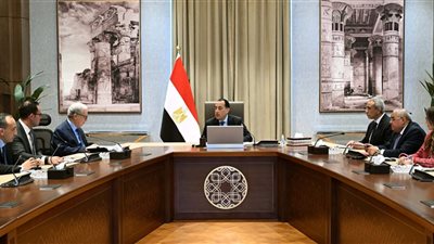 عقد اجتماع مع الفريق المسؤول عن تطوير وتحديث 