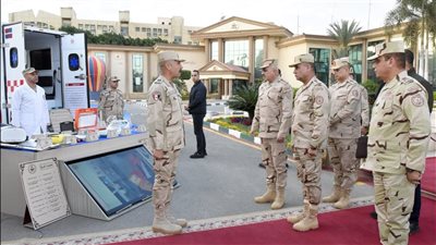 وزير الدفاع يتفقد الجاهزية القتالية للمنطقة العسكرية ويشارك المقاتلين الإفطار