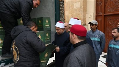 بالتعاون مع بيت الزكاة.. توزيع 1000 كرتونة مواد غذائية من مسجد الإمام الحسين