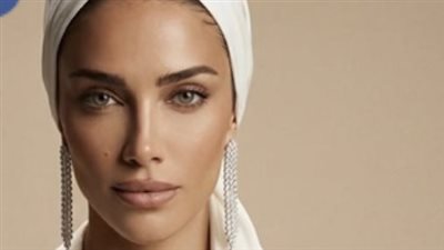 العارضة جيسيكا قهواتي تقود 