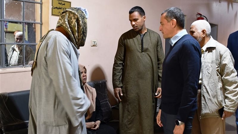 محافظ أسوان يلتقي