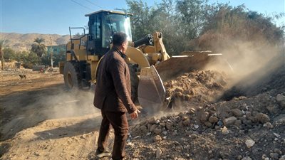 محافظ أسيوط : رفع 200 طن مخلفات بمنطقة عرب المدابغ وتسوية الطريق وبناء سور 