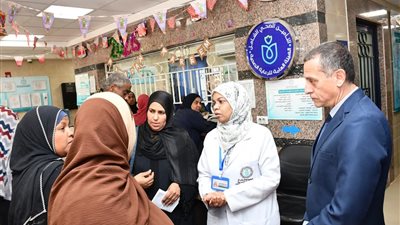 محافظ أسوان يفاجئ وحدة طب أسرة الجوزيرة لمتابعة انتظام العمل  