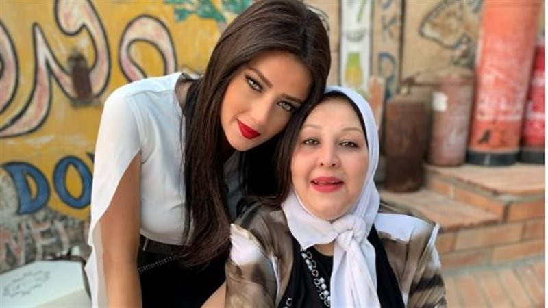 رضوى الشربيني ووالدتها