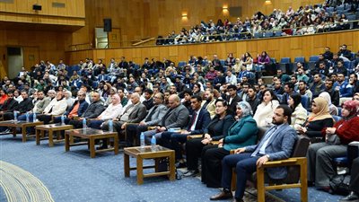 بمشاركة قيادات الجامعة والكلية .. انطلاق فعاليات اليوم التعريفي لأطباء امتياز 