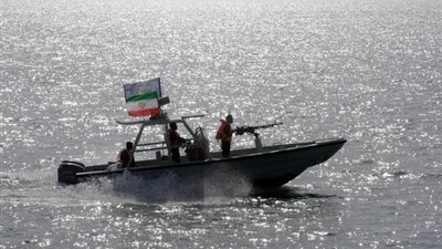 الحرس الثوري الإيراني يعلن إغلاق مضيق هرمز: سنضرم النار بكل سفينة تمر