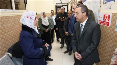 محافظ المنوفية يفاجئ مستشفي الحميات والجهاز الهضمي بشبين للاطمئنان علي الخدمات