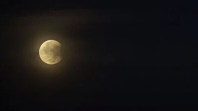 قمر شهر رمضان يقترب بنجم قلب الأسد في مشهد مبهر وبديع