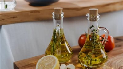 زيت الزيتون أم الزيوت النباتية: أيهما أفضل لصحة قلبك؟