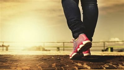 المشي قبل الإفطار.. كيف يؤثر على جسمك وصحتك في رمضان؟ 	