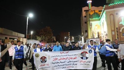محافظ أسوان يشارك 300 شاب وفتاة فى ماراثون المشى دعماً للشباب  
