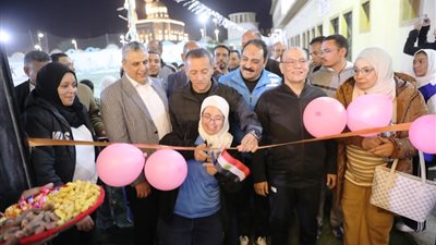 محافظ أسوان يشهد أمسية رمضانية ويفتتح معرضا للمشغولات اليدوية