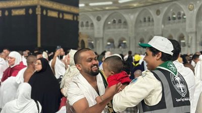 دموع تتحول لطمأنينة.. مشاهد لاحتواء الأطفال التائهين في الزحام بالمسجد الحرام
