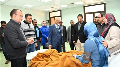 رئيس جامعة أسيوط يطمئن على الطالبات المصابات في حادث انقلاب سيارة