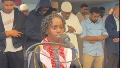 بصوت مبهر وخشوع لافت.. طفل صومالي يؤم المصلين في أمريكا