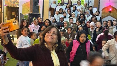 يتوسطهم علم مصر.. شيخ وقسيس يجتمعان على مائدة إفطار «ابنتي الغالية» بفرشوط