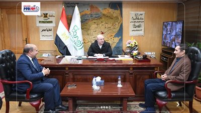 محافظ الفيوم يستقبل وفد مجلس إدارة مركز الأورام للتهنئة بتجديد الثقة