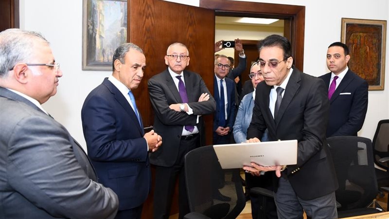 صورة من زيارة وزير