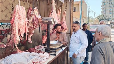 أسيوط: استمرار طرح السلع الأساسية بأسعار مدعمة لتخفيف الأعباء عن المواطنين