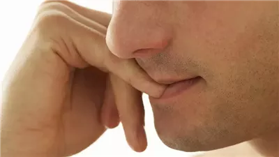 قضم الأظافر.. طبيب أسنان يحذر من مخاطر على الأسنان واللثة