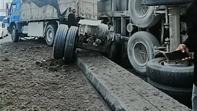 إصابة شخصين اثر انقلاب سيارتين نقل ثقيل علي جانب الطريق بايتاي البارود 
