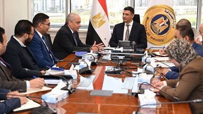 وزير الصناعة يبحث مع مجموعة العربي خطة توسعات بقيمة 480 مليون دولار