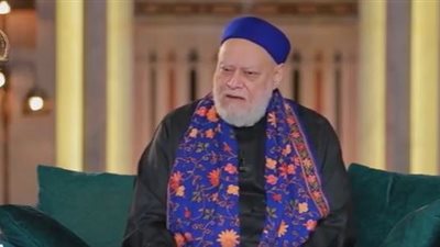 لماذا تصلي المرأة خلف الرجل رغم أنها بجانبه في العمل؟.. علي جمعة يوضح