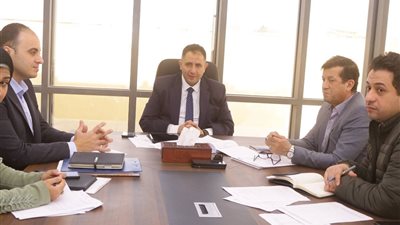 محافظ دمياط يناقش الطلبات المقدمة من نواب البرلمان مع قيادات المحافظة