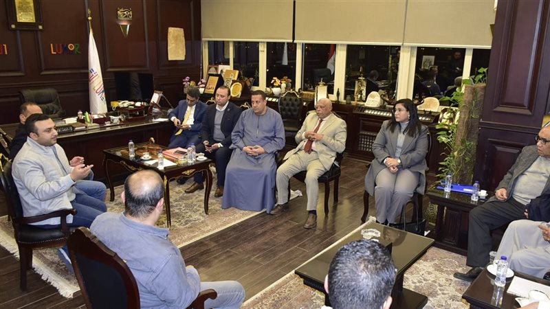 محافظ الأقصر يلتقي