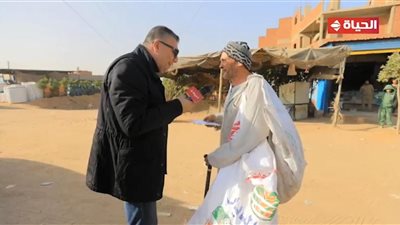 بكي من جحود أبناءه والليثي يجبر بخاطره ويهديه جائزة مالية