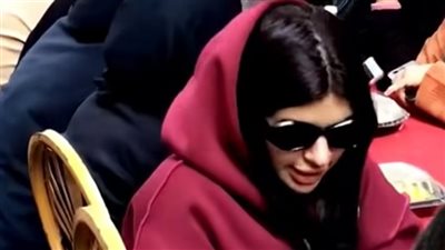 بالكابيشو والنظارة السوداء.. أول ظهور لـ سوزي الأردنية بعد خروجها من السجن