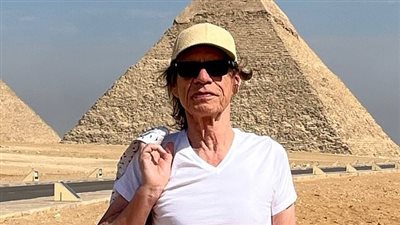 النجم العالمي ميك جاجر يزور الاهرامات والمعالم التاريخية في مصر 