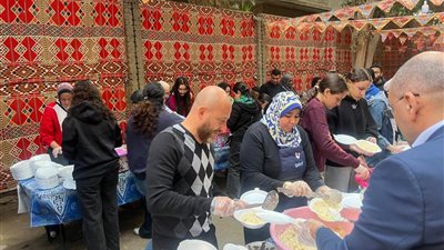 وائل رياض يشارك متطوعي مبادرة 