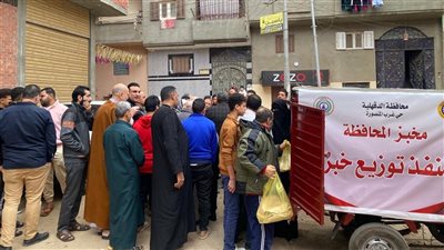 محافظ الدقهلية يوجه بتوزيع الخبز لأهالي عزبة النهضة والهويس بواسطة التروسيكلات