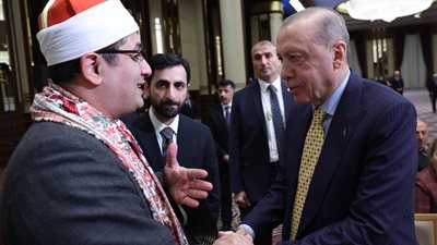 بساعة من توقيعه ونسخة من مصحف مصر.. أردوغان يستقبل محمود الشحات أنور