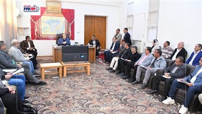 محافظ الفيوم يناقش عددًا من الملفات الحيوية للارتقاء بمستوى الخدمات العامة