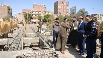 محافظ أسيوط يواصل جولاته الميدانية لمتابعة تنفيذ كوبري الحواتكة بمنفلوط 
